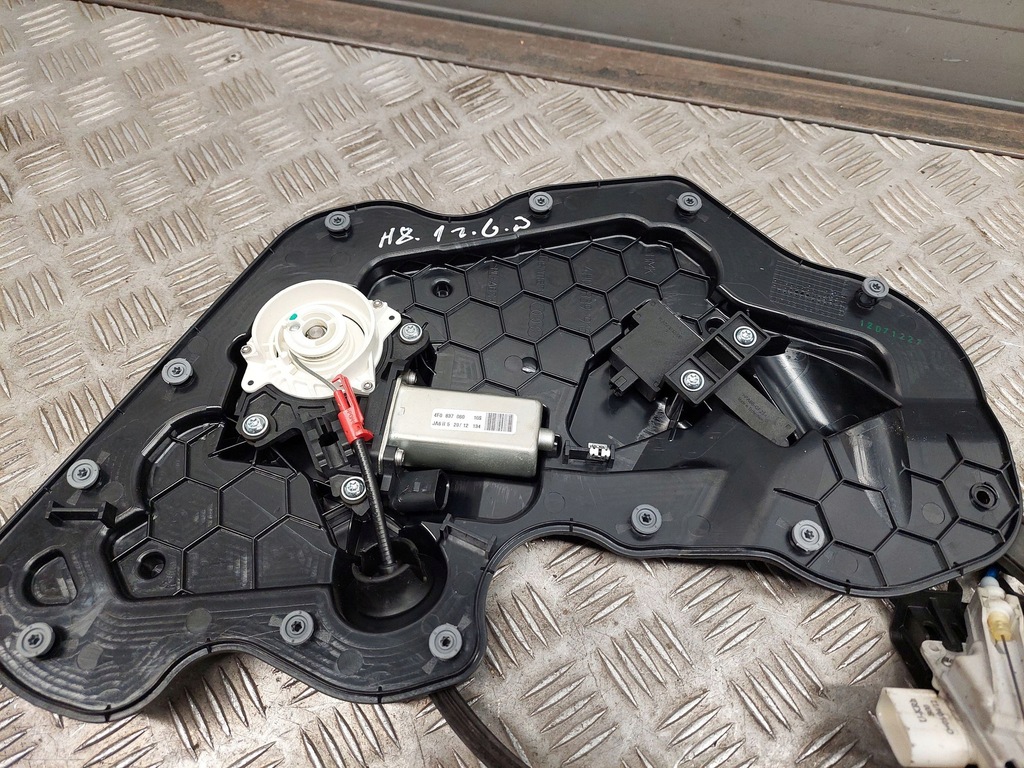 фото №7, Audi a8 s8 d4 4h 2013 задняя сторона правая моторчик доводчик дверь задних