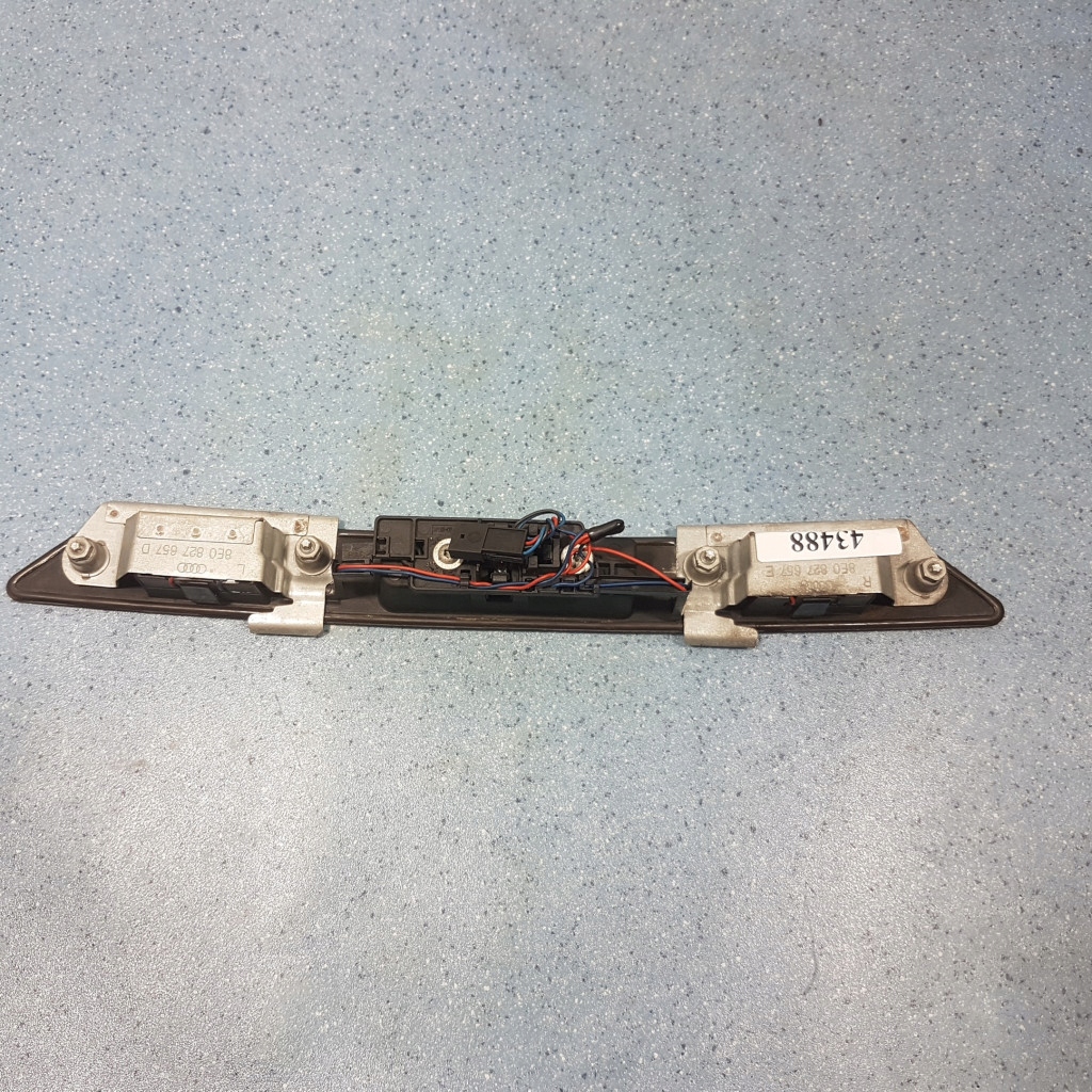 фото №5, Накладка задняя микровыключатель подсветка номерного знака 8e0827657e audi a4 b6