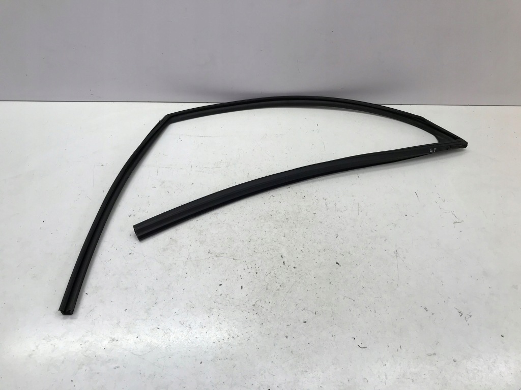 фото №1, Lexus lbx 2024 прокладка внутренняя дверь стекло левый перед 68151-52340