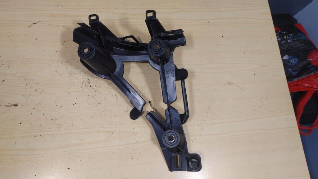 фото №1, Peugeot 2008 lift напрямна правий задня 9678054980