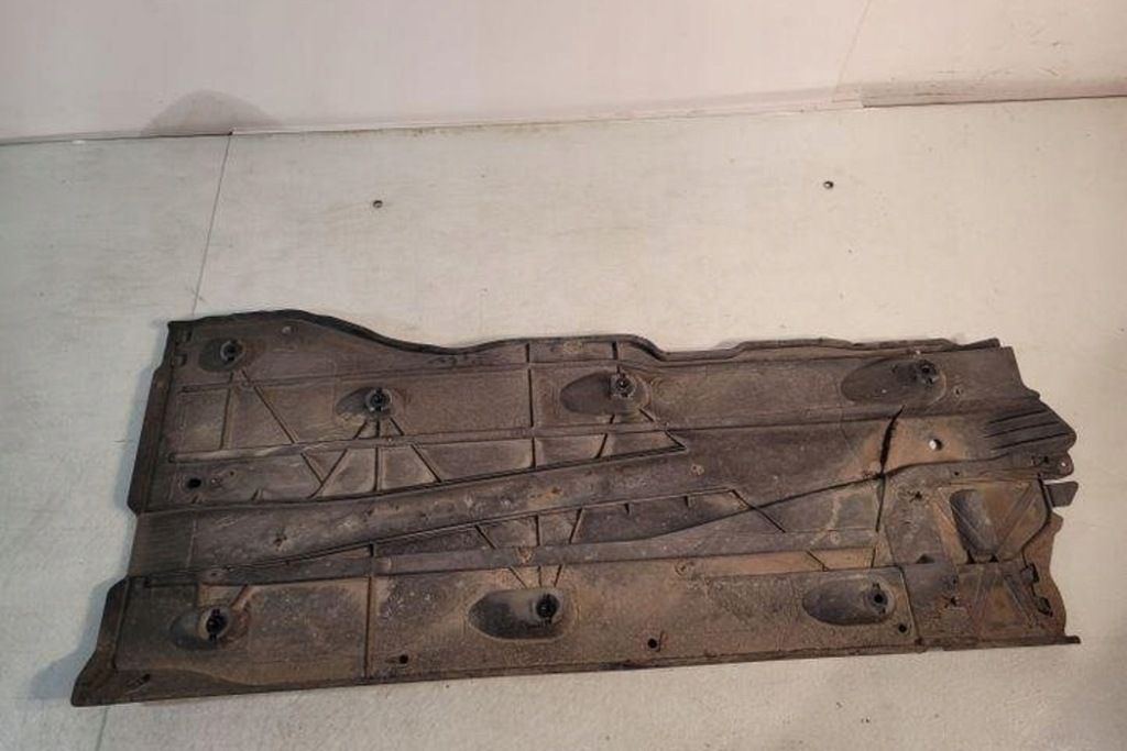 Задняя средняя накладка подвеска audi a3 кабриолет  8v7, 8ve 5q0825272 1.6l с Разборки