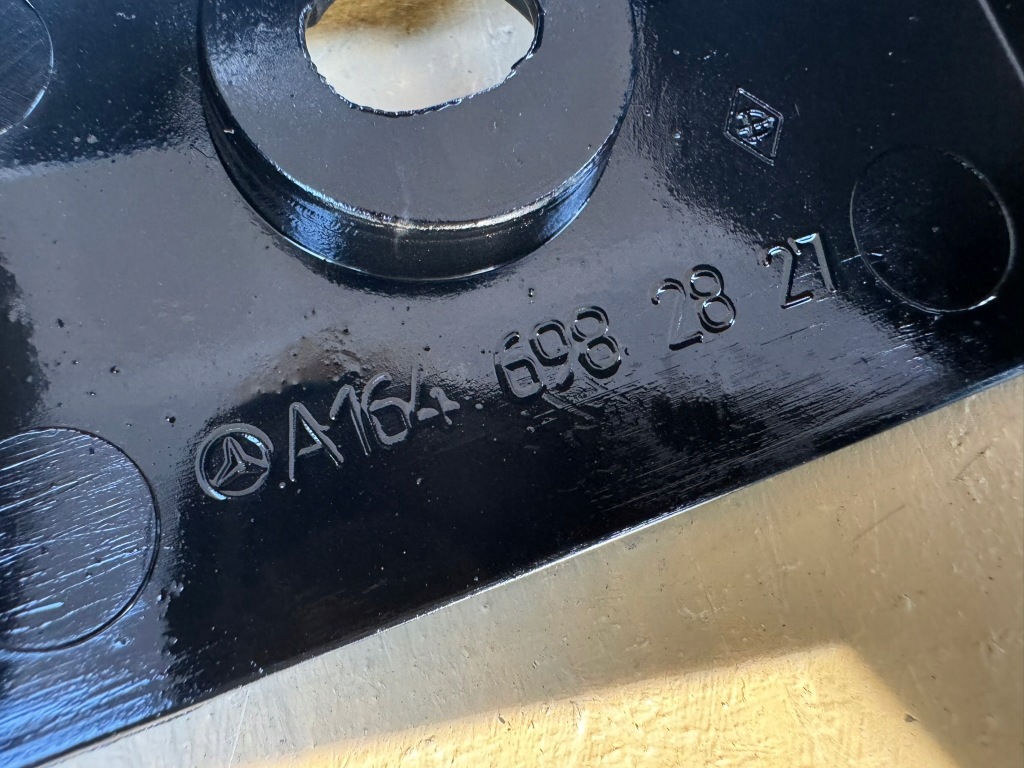 Купити Mercedes ml 2 2 w164 05-08r кронштейн  кронштейн поріг праве праві поріг