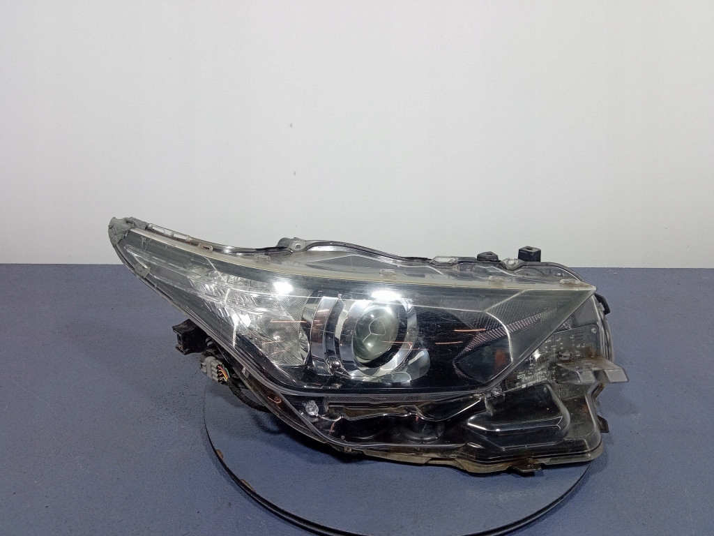 Купить Toyota auris 2 рестайлинг  фара правый передний фара перед led 81110-02k30