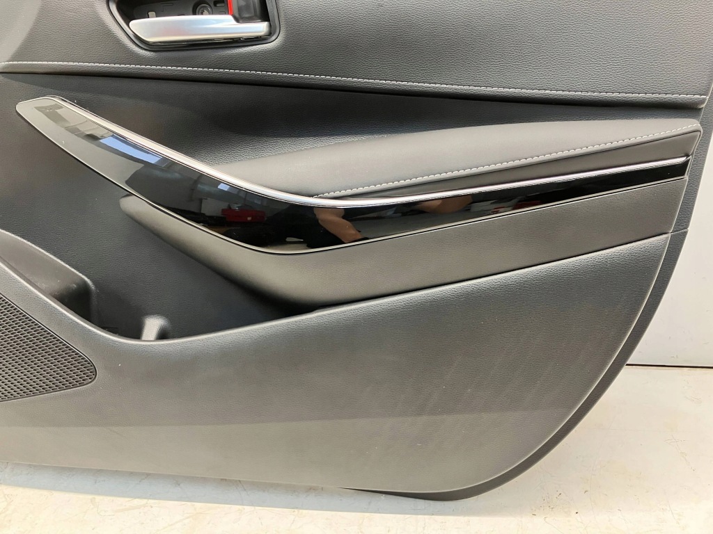 фото №7, Corolla e21 обшивка обивка дверь передних правый перед кожа led