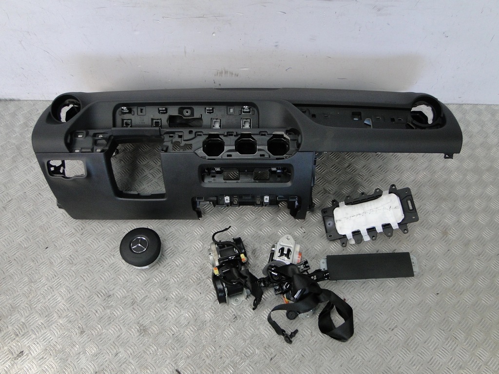 фото №1, Mercedes gla amg h247 приборная панель подушка безопасности ремни orginał !!!!