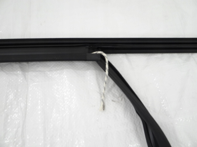 фото №12, Peugeot 2008 прокладка дверь левых передних водителя направляющая стекло