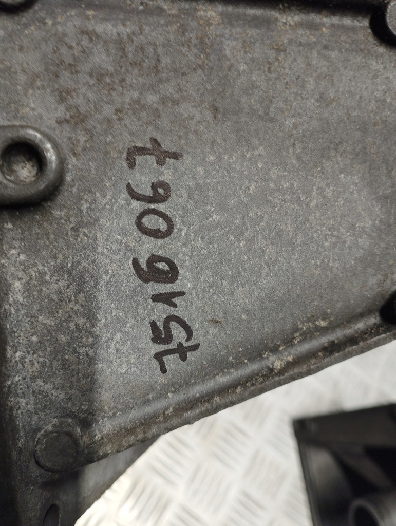 фото №10, Bmw x3 e83 кронштейн опора полуось 7516067