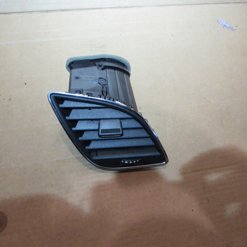 фото №1, Leon iii решётка обдув консоли правая 5f1820902