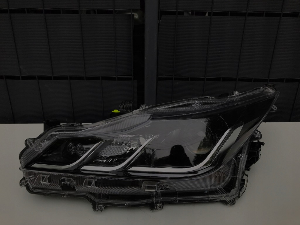 Купити Toyota corolla e21 ліва фара перед led седан 18-