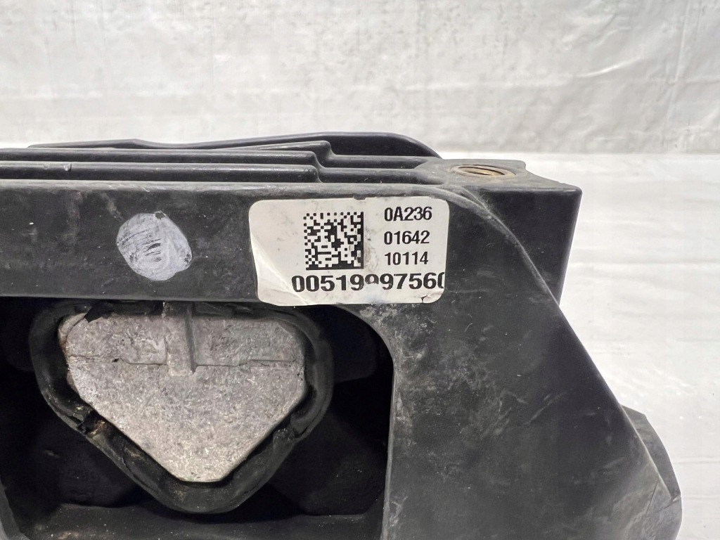 Fiat jeep кронштейн подушка двигателя коробки 51999756 Недорого