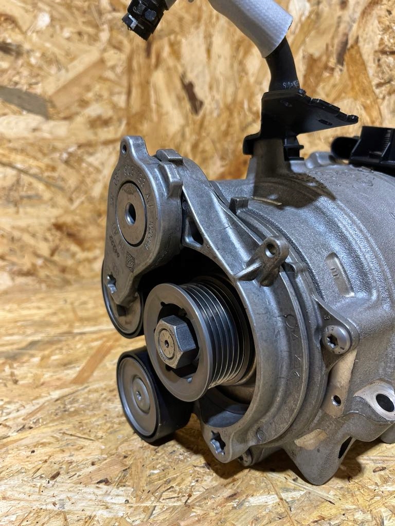 Комплектный  генератор audi q7 q8 3.0 tdi 22r 29 km 4n0903028q оригинал ideał Недорого