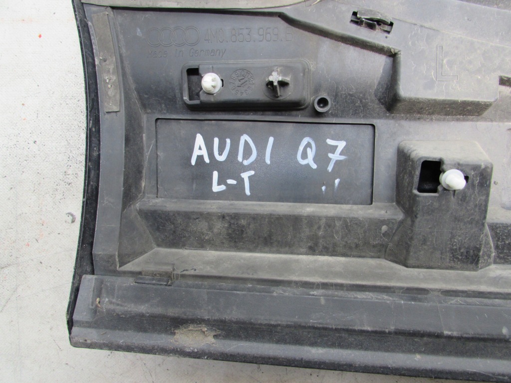 Молдинг дверь левая задний  audi q7 Оригинал