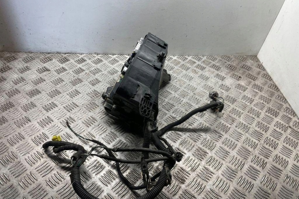 Коробка предохранителей toyota avensis estate _t27_ 8211505a50 2.0l дизель Киев