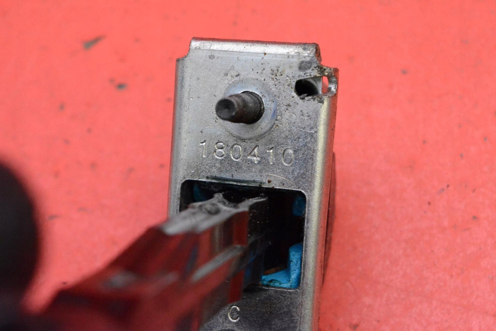 Обмежувач двері лівий перед 39089087 opel insignia b sedan 17-20 Зі Шроту