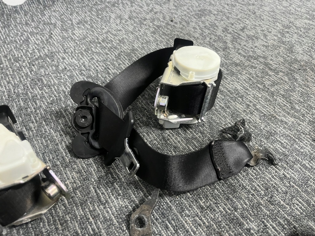 Bmw 1 120d e87 e81 ремни безопасности правый  левый  перед оригинал европа Киев