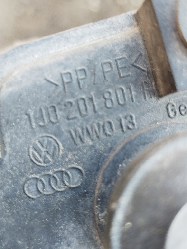 фото №8, Корпус фильтра угольный vw golf 4 iv bora audi a3 8l octavia 1 1j0201801a