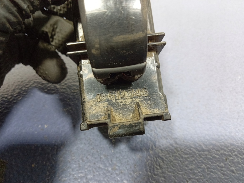 фото №6, Toyota avensis verso кнопка стекло перед правый 84030-44020