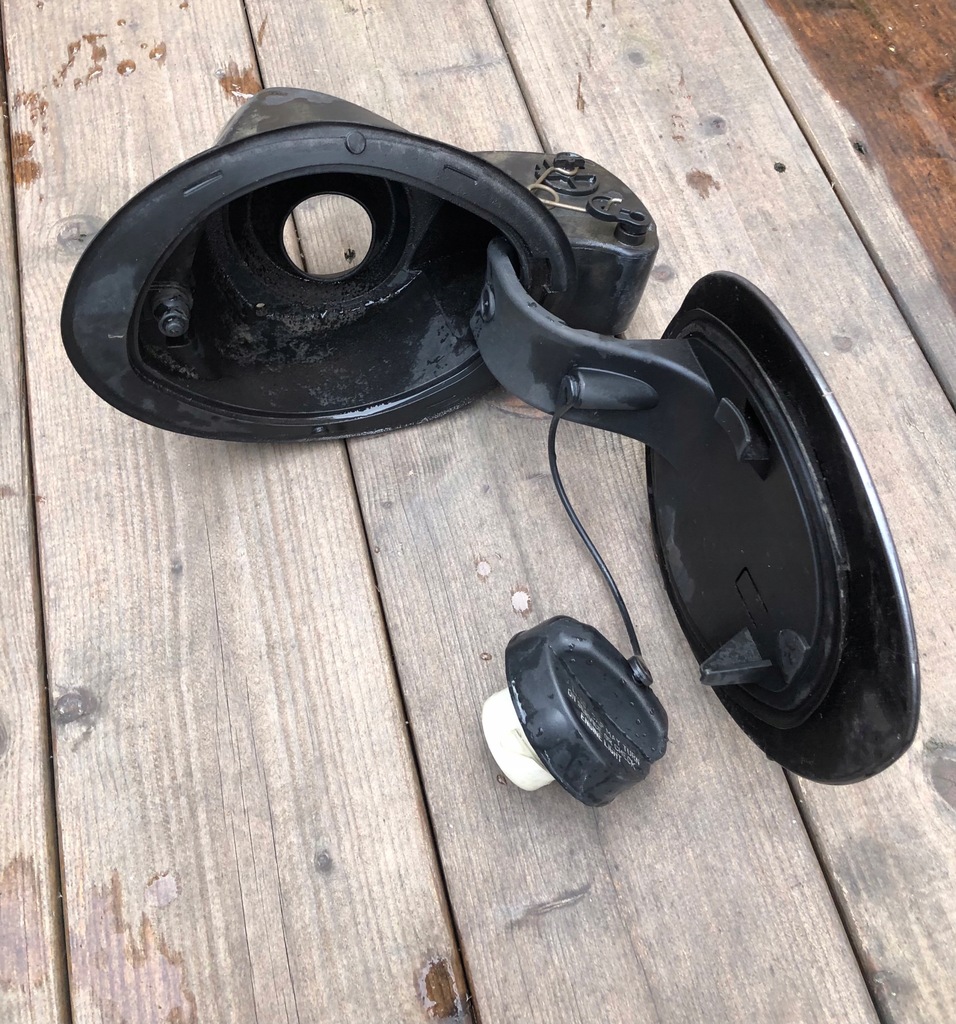 фото №1, Крышка крышка корпус заливная горловина chrysler 200 68137578ab