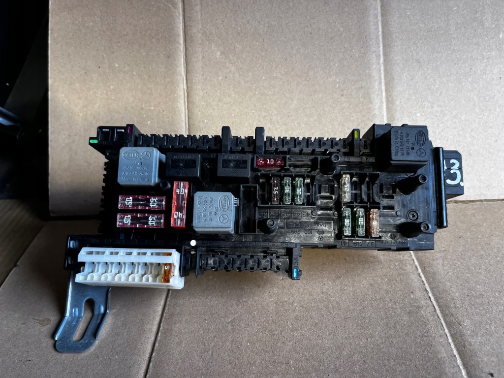 фото №1, 13 mercedes w204 коробка предохранителей