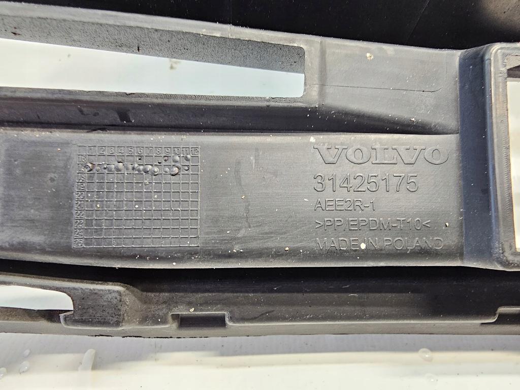 фото №8, Решётка средняя бампера перед volvo xc60 ii 2 2017-2021