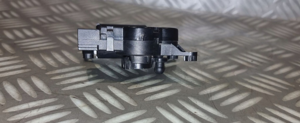 фото №13, Vw multivan transporter t5 t6 моторчик кришки обігрівача задня 7e0907512a