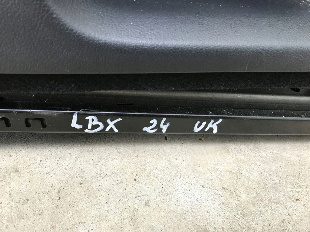 фото №9, Lexus lbx 2024 сидіння перед заднє сидіння задня шкіра przeszyta czerwona nicią