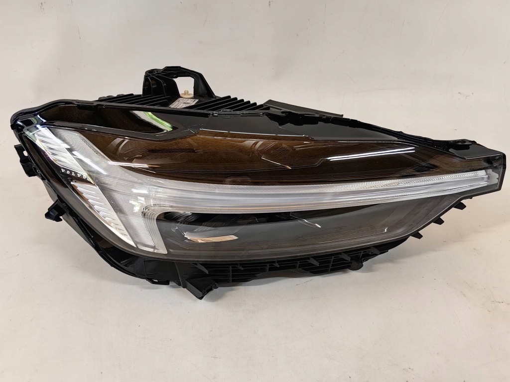 Купить Volvo xc60 2 рестайлинг  - фара full led mid правый  cała хорошее состояние