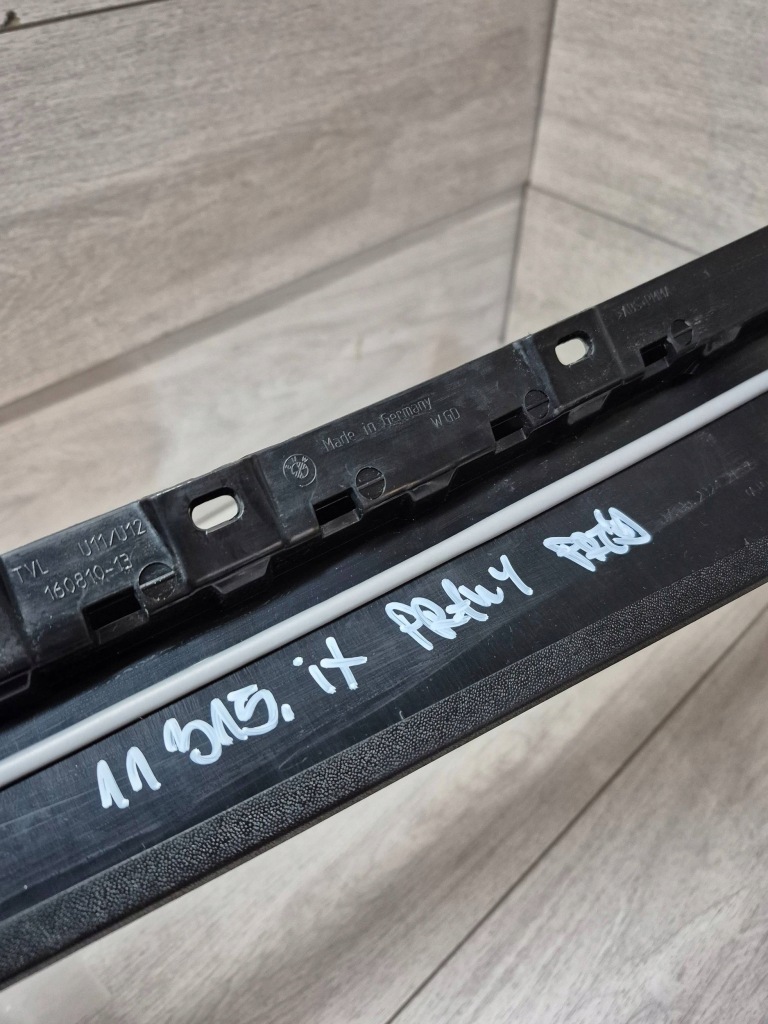 11315. bmw ix защита дверь правый перед 160810-13 с Разборки