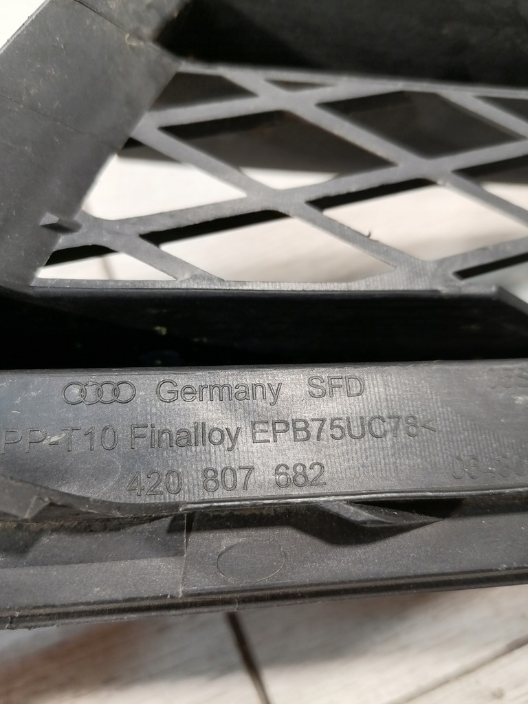 фото №10, Audi r8 решётка бампер правый перед 420807682