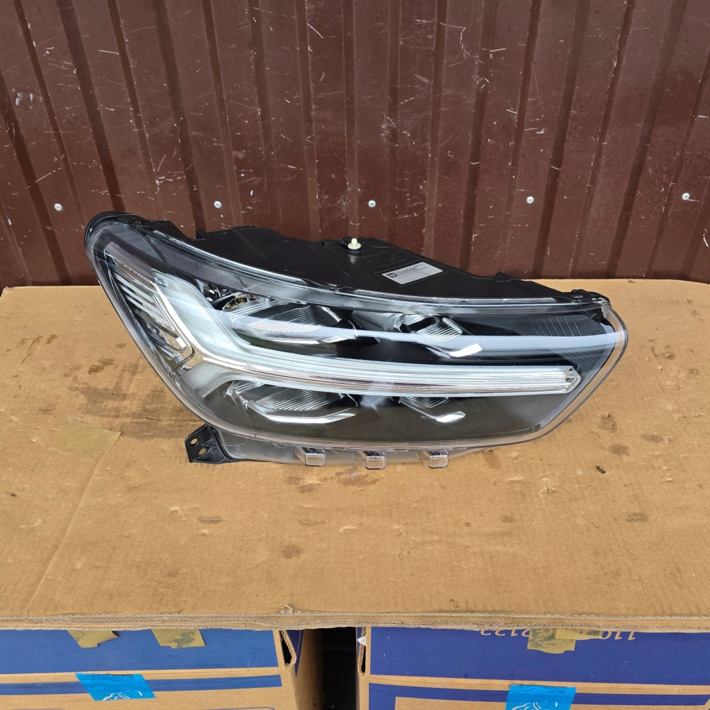 Купить Volvo xc40 full mid led лампа правый перед 31655990