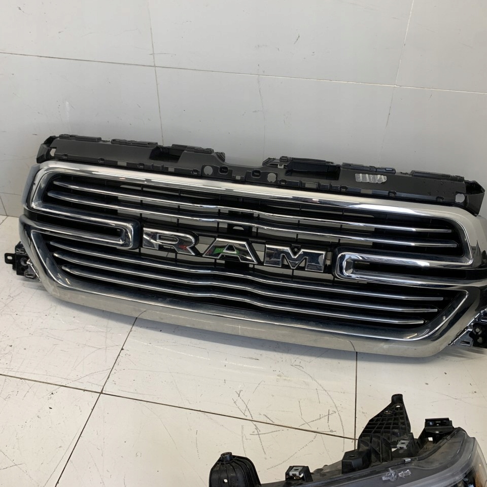 Комплектный  перед оригинал хром лак par dodge ram v 1500 laramie 21r Цена