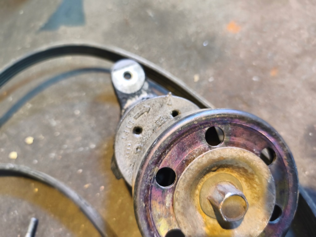 Corolla e12 02-03 натягувач ролик ремінь комплект  2.0 d4d в Україні