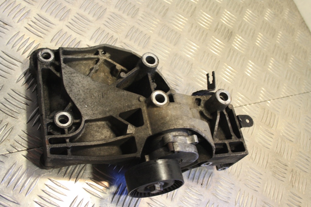 Купить Кронштейн держатель генератора opel insignia 55562863