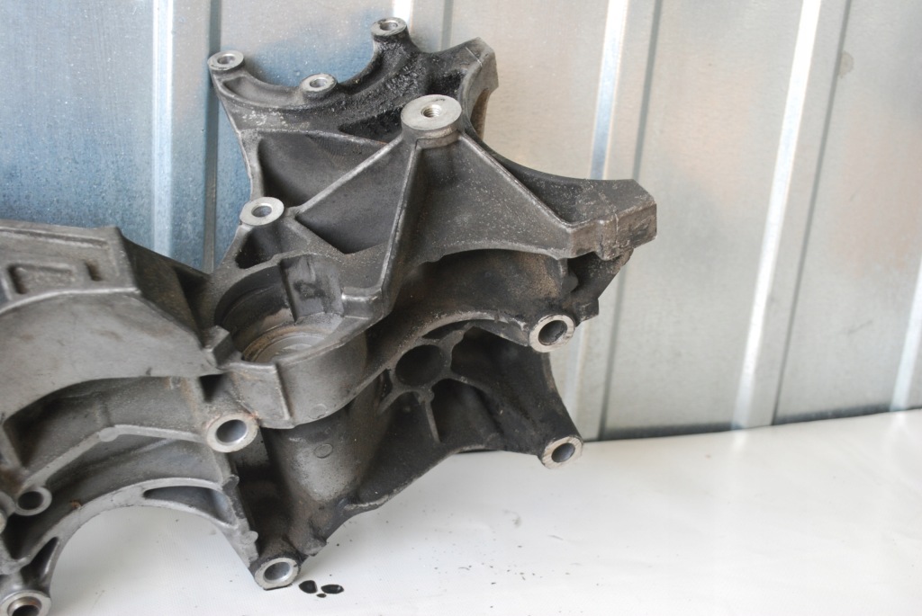 Кронштейн генератора audi a4 b8 2.0 tdi 03l903143h в Україні