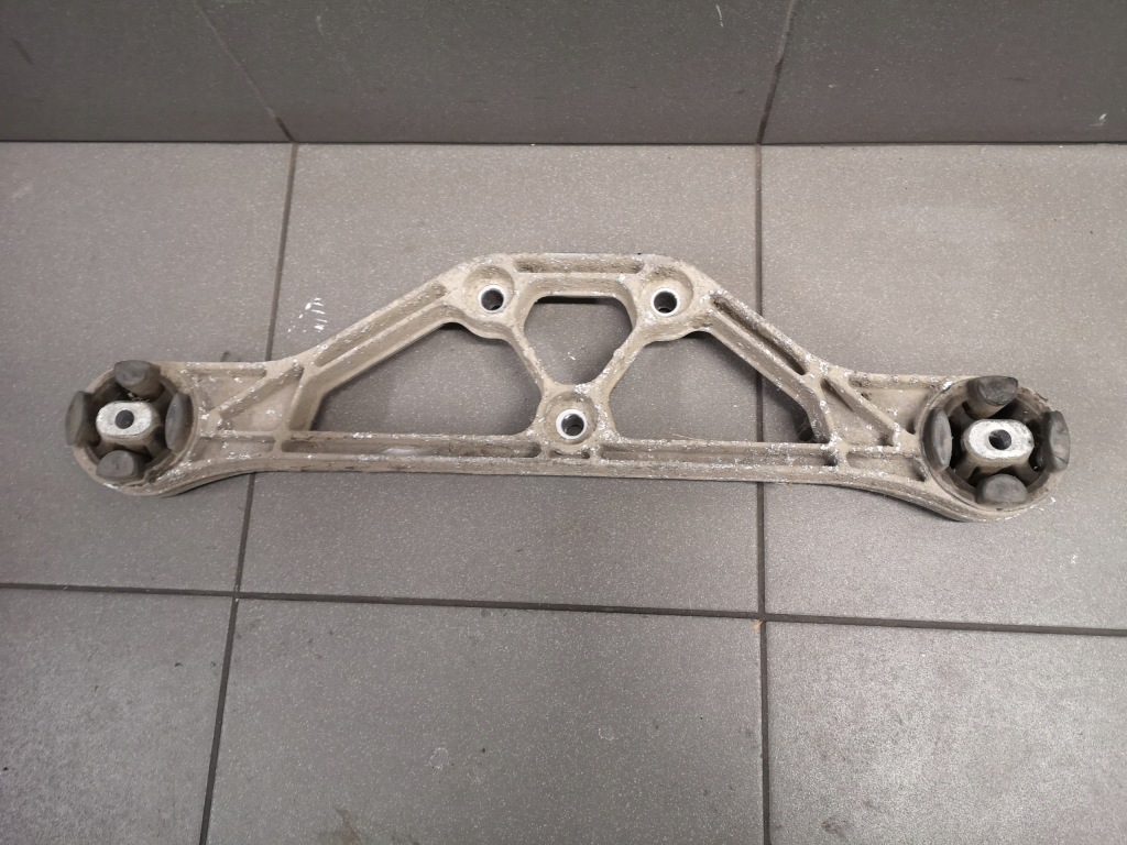 фото №1, Кронштейн опора мост vw phaeton 3.0 tdi 4e0599285