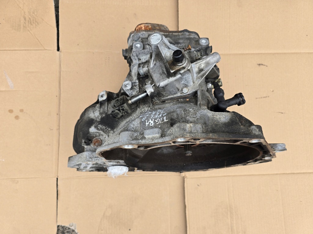 Коробка передач передач opel tigra b corsa 1.4 16v f13mc374 5- передач механическая Доставка