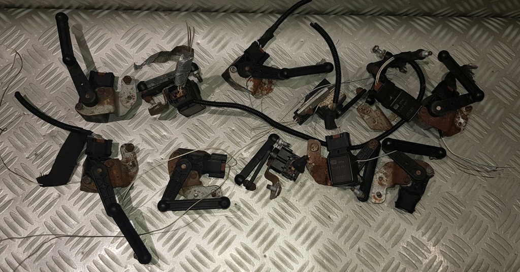 фото №11, Bmw e60 e61 e63 датчик рівня лампа вирівнювання світла лівий задня 1093697