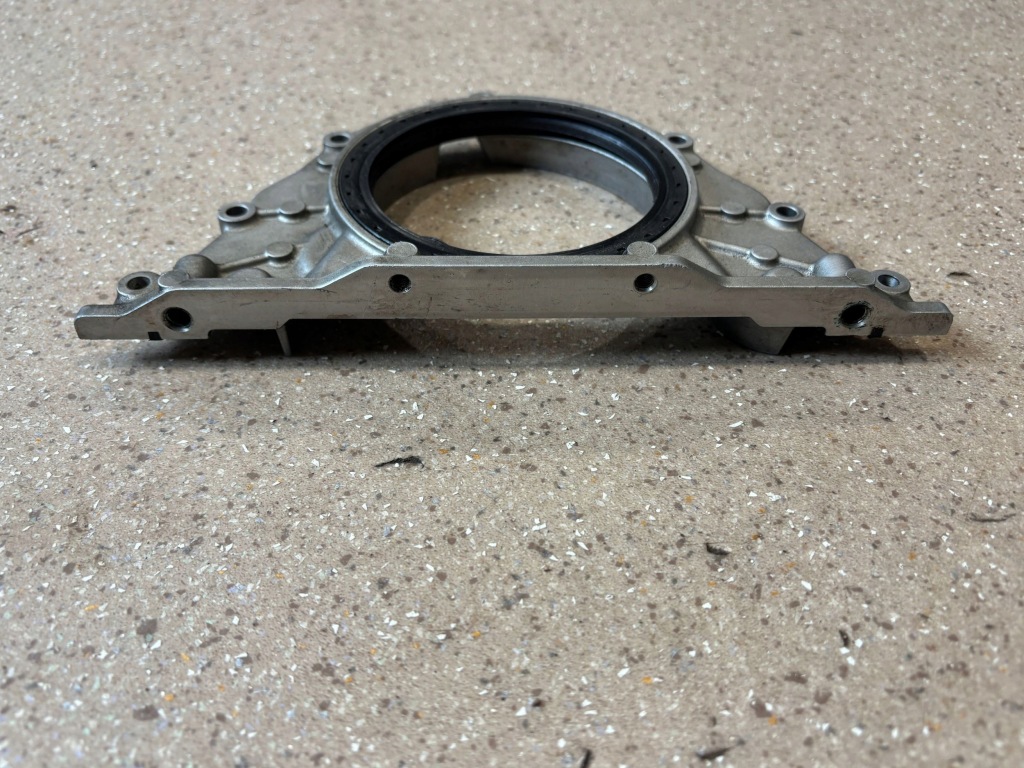 Часть двигателя bmw m5 f90 8092642 Оригинал