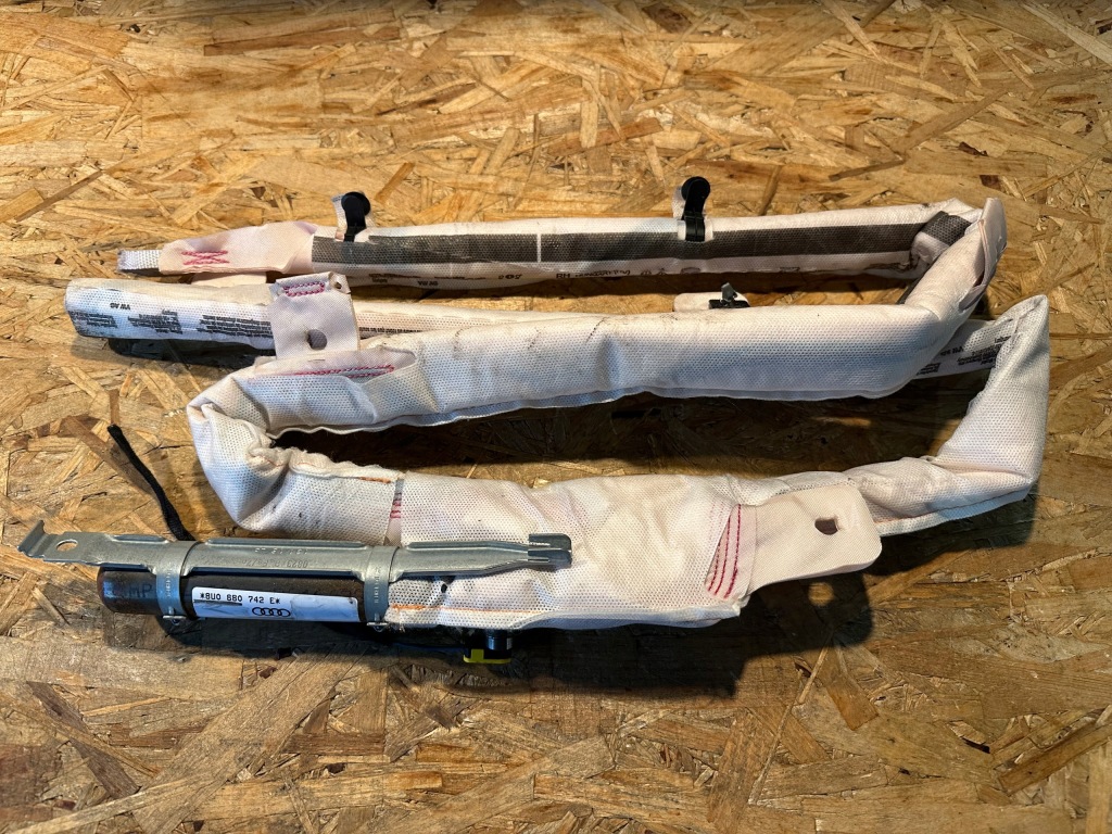 фото №1, Шторка безопасности правая audi q3 8u0880742e