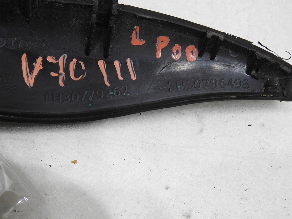 фото №8, Уголок жабо левый volvo v70 iii