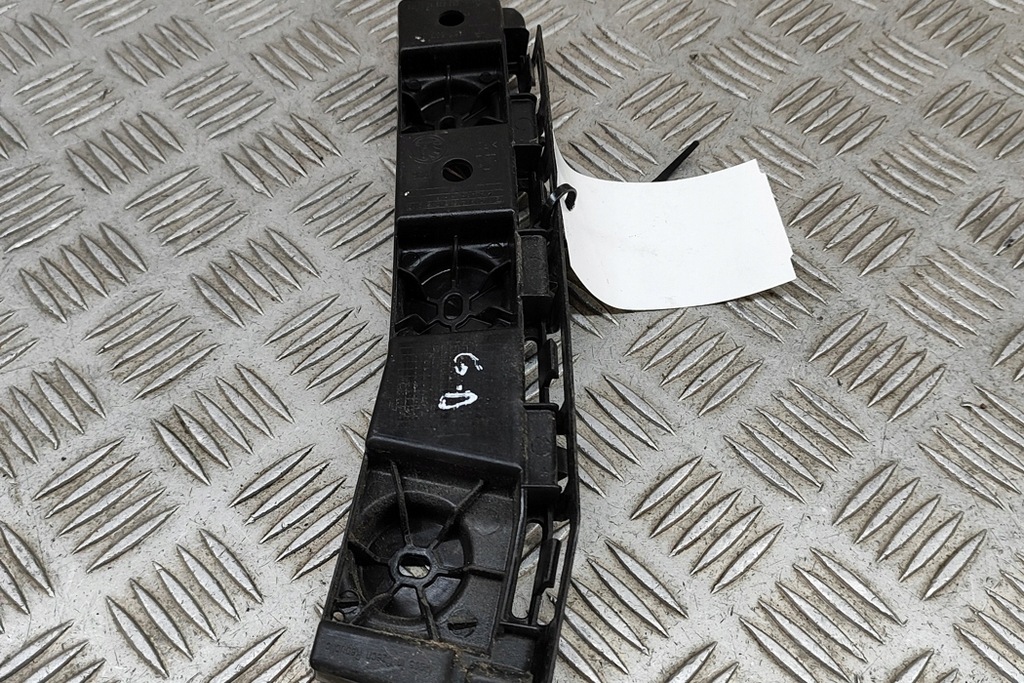 фото №5, Skoda scala задній правий кронштейн бампера 657807394 1.5 бензин 110kw 2021