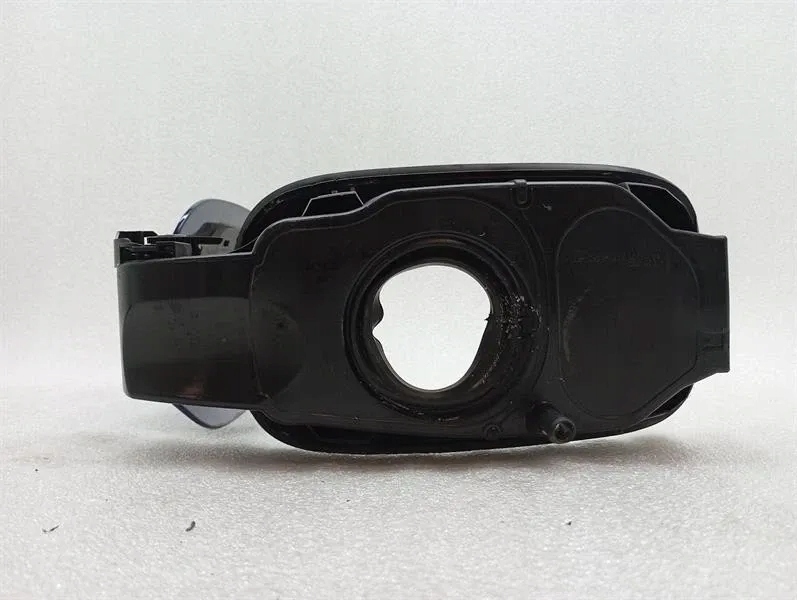 Купити Mercedes c klasa w205 кришка горловини  паливної  a2056302204 кришка горловини  паливної  kla