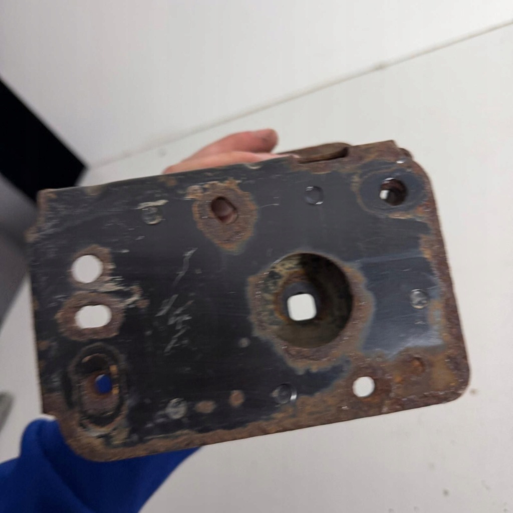 Кронштейн  бампера правый перед renault captur 1 1 оригинальный номер оригинал 758j69957r Недорого