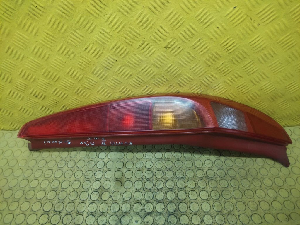 Купити Fiat punto 2 фара правий задній 468178030