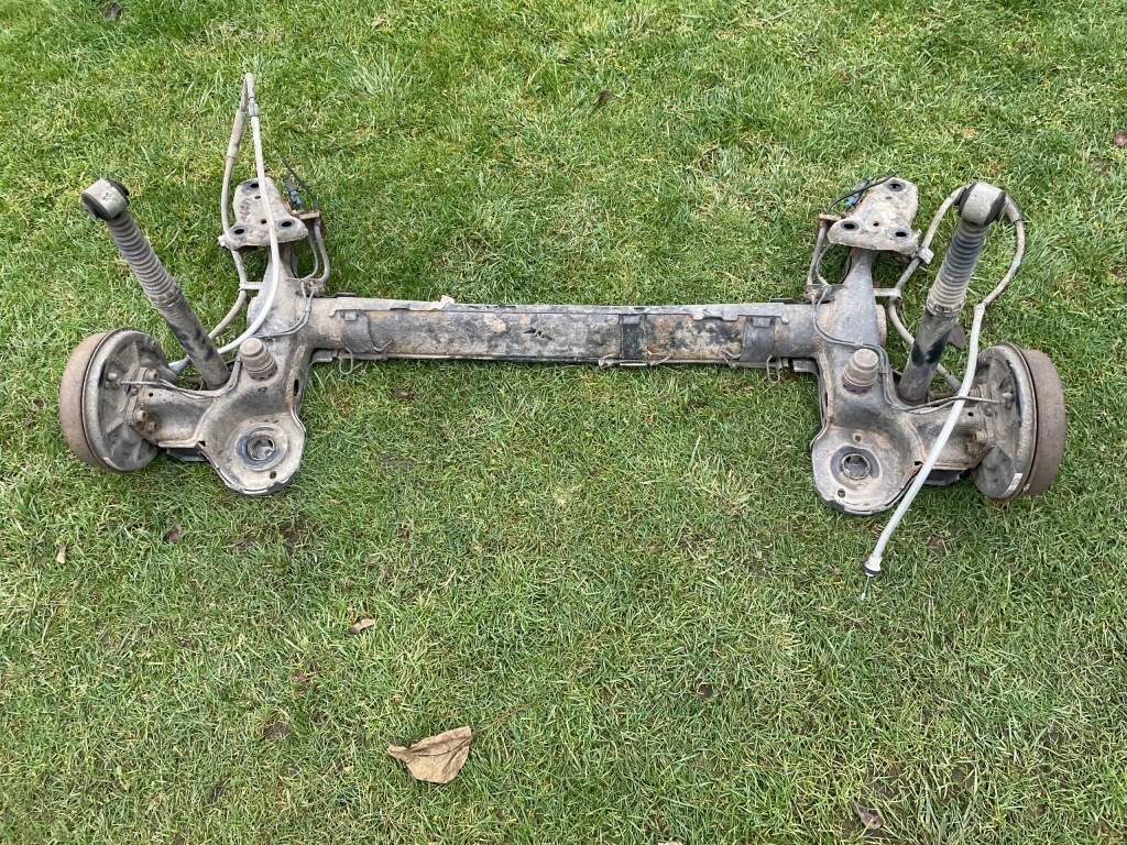 фото №1, Peugeot 208 балка підвіска заднього гальмівні барабани