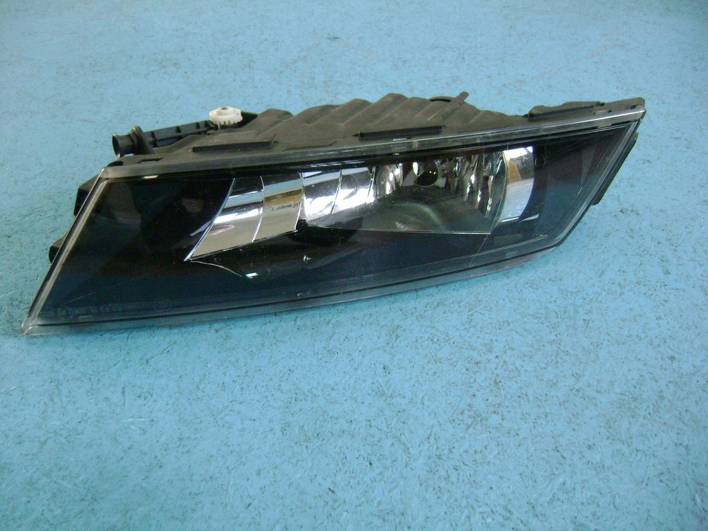 фото №1, Протитуманна фара правий skoda super 3v0941700