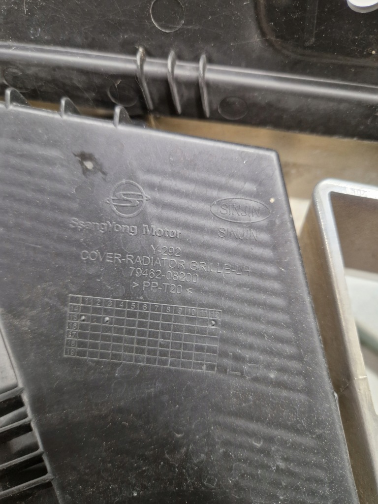 Решітка  решітка радіатора решітка радіатора ssangyong rexton 79461-08000 Ціна