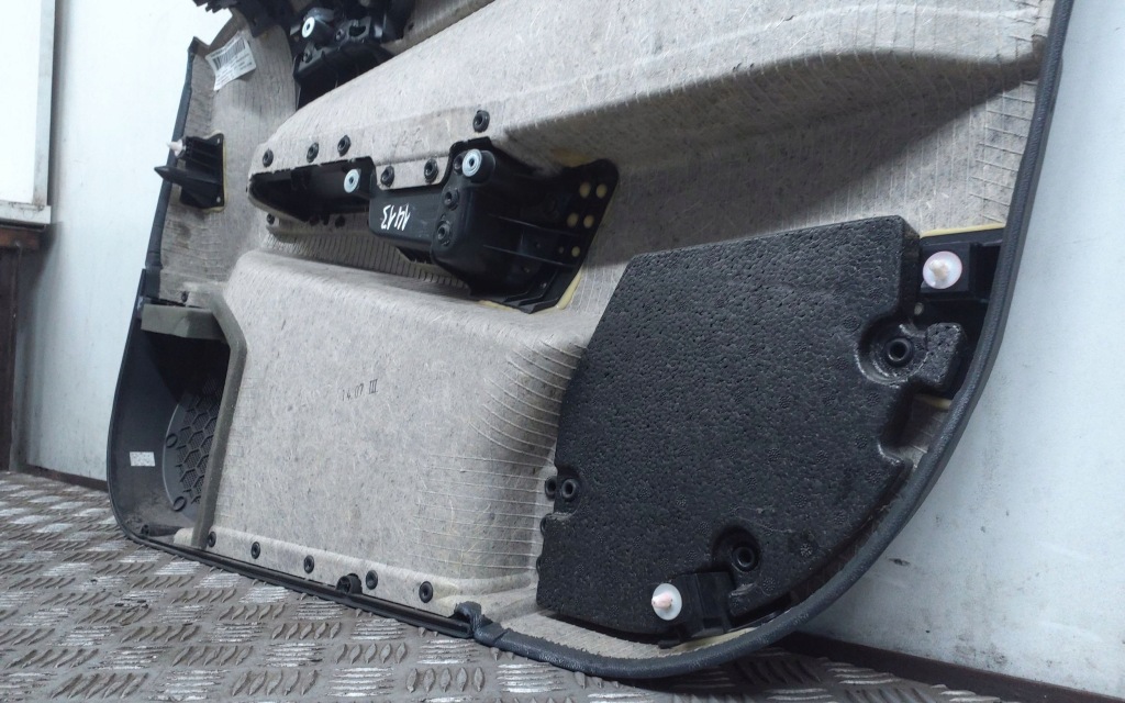 2005 opel astra h обшивка дверь передних 13177105 с Разборки