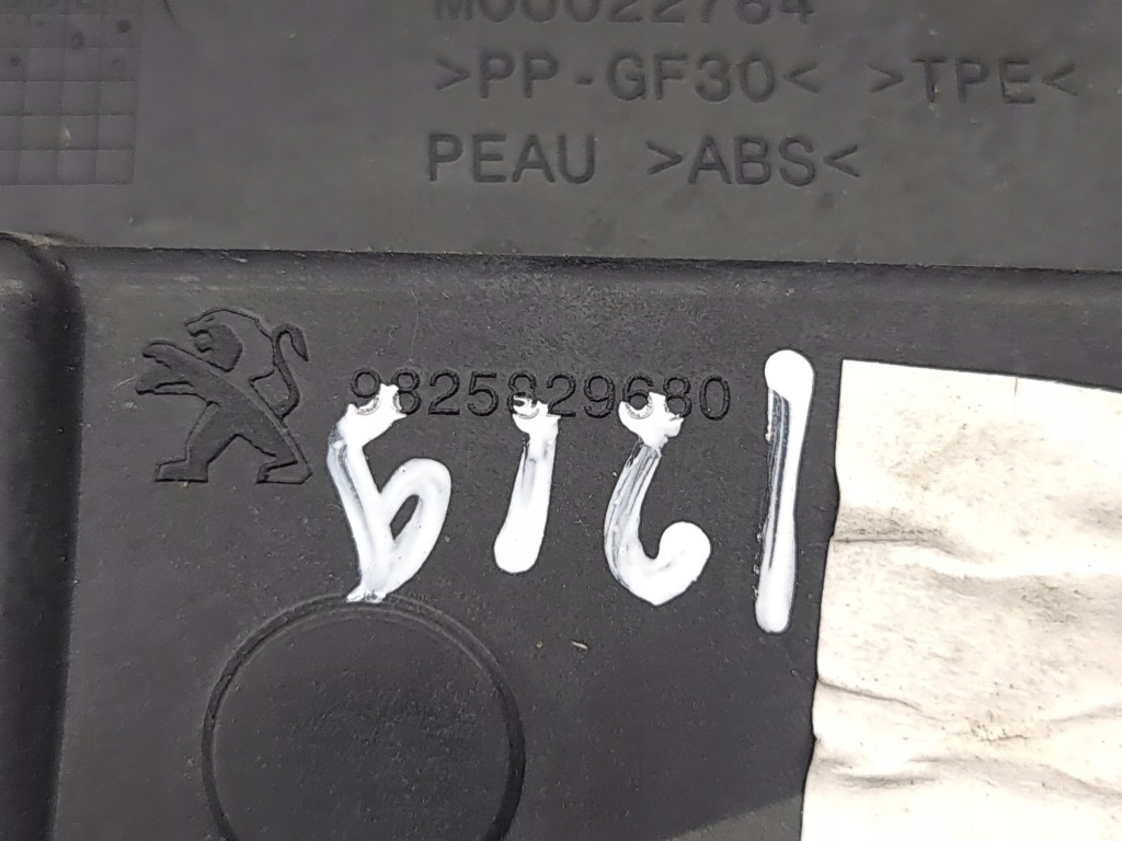 фото №6, Peugeot 2008 ii 2021 молдинг стекло задний 9826305280