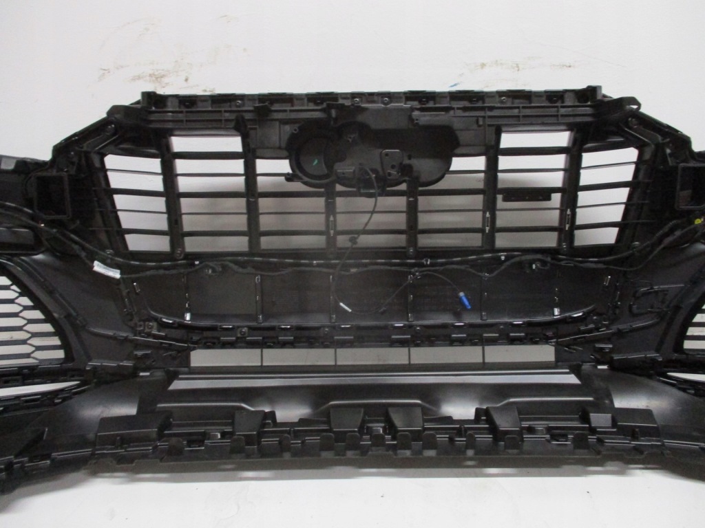 Бампер audi q7 4m0 6pdc камера ксенон 23r Ціна